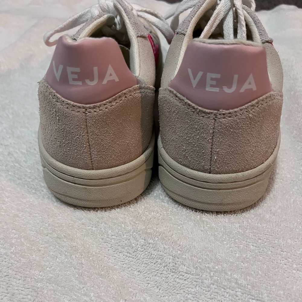 VEJA
Suede V-10 Sneakers - Women's Collection | Fluorescent pink - Picture 5 of 9
